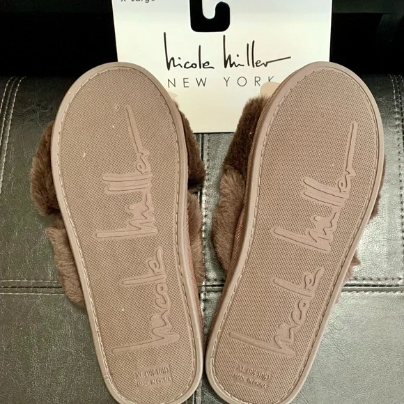 NWT Women’s Nicole Miller Pearl Cross Band Open Toe Slide Slippers. Soft & Furry - Picture 3 of 5